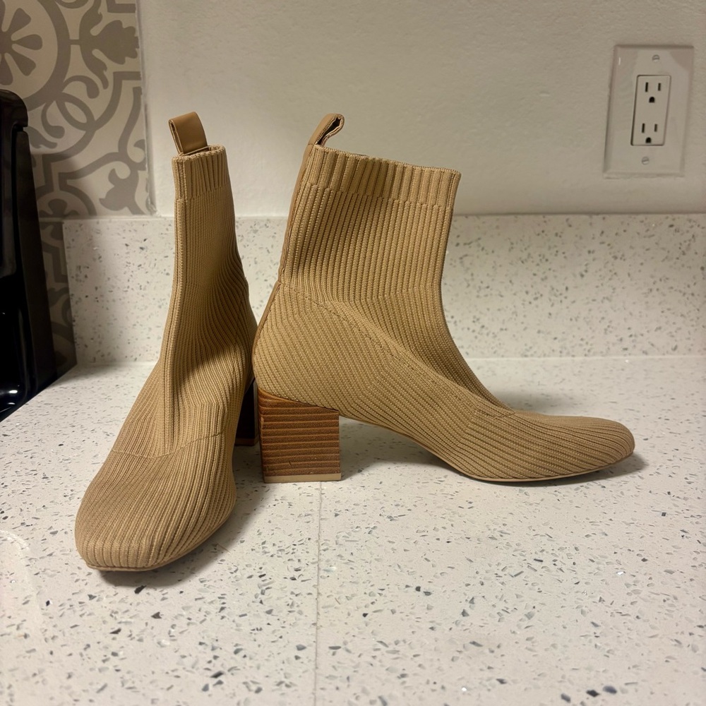 Dolce Vita Beige Ribbed Knit Sock Booties US7.5